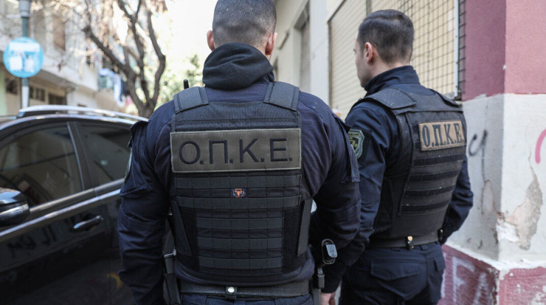 Σε εξέλιξη μεγάλη αστυνομική επιχείρηση στην Αττική για τη σύλληψη μελών εγκληματικής οργάνωσης