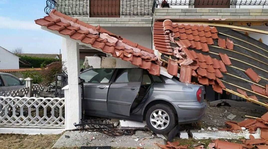 Καταδίωξη στην Ξάνθη: Αυτοκίνητο «καρφώθηκε» σε κατοικία