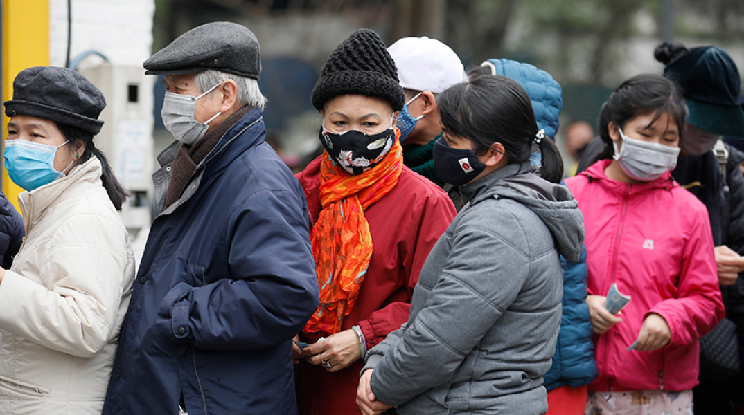 Ουρές για ιατρικές μάσκες στο Ανόι