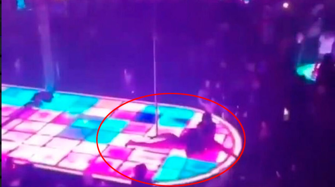 ΗΠΑ: Χορεύτρια Pole Dancing σκάει στην πίστα από ύψος 6 μέτρων