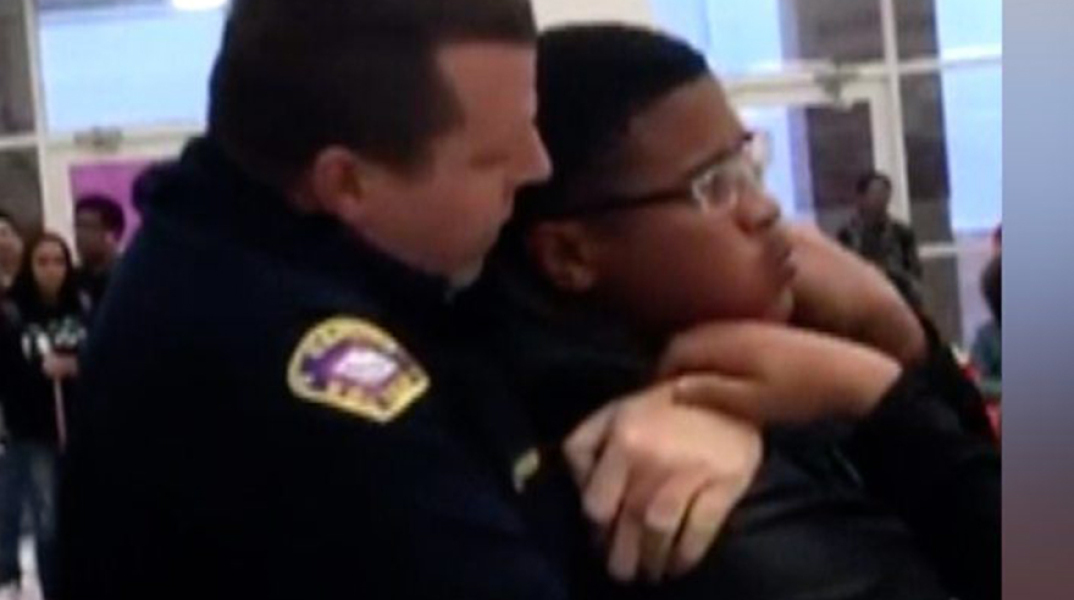 Κρούσμα αστυνομικής βίας σε αμερικανικό σχολείο