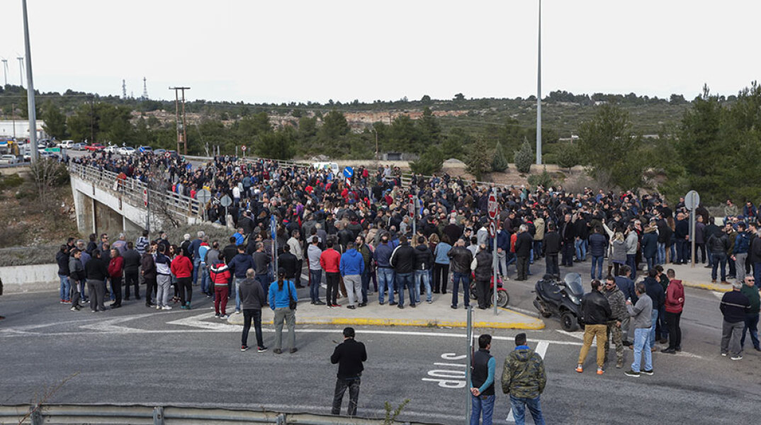 Διαμαρτυρία εργαζομένων της ΛΑΡΚΟ στην Εθνική Οδό Αθηνών - Λαμίας