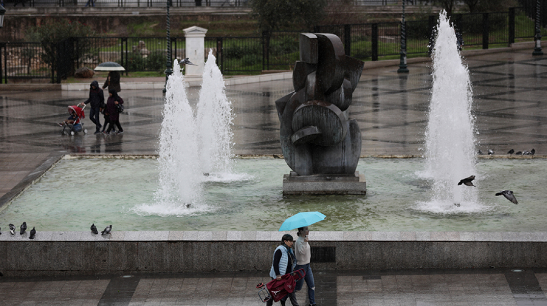 Βροχερός καιρός στην πλατεία Κοτζιά