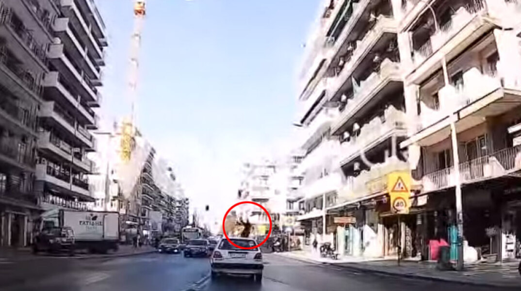 Θεσσαλονίκη: Η στιγμή που Ι.Χ «εκτοξεύει» στον αέρα πεζή γυναίκα