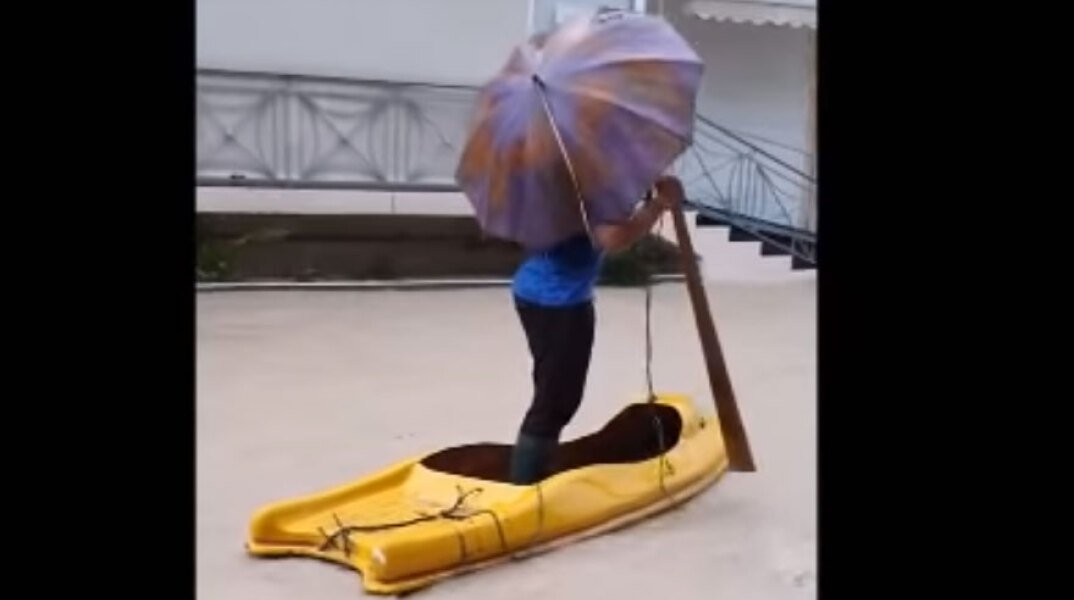 Άνοιξαν οι ουρανοί στη Ρόδο - Κάτοικος επιστράτευσε... κανό