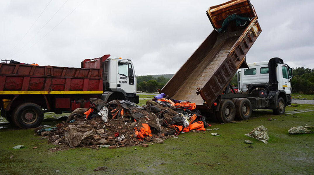 Λέσβος: Έριξαν σωσίβια και βάρκες εκεί που θα γίνει η κλειστή δομή