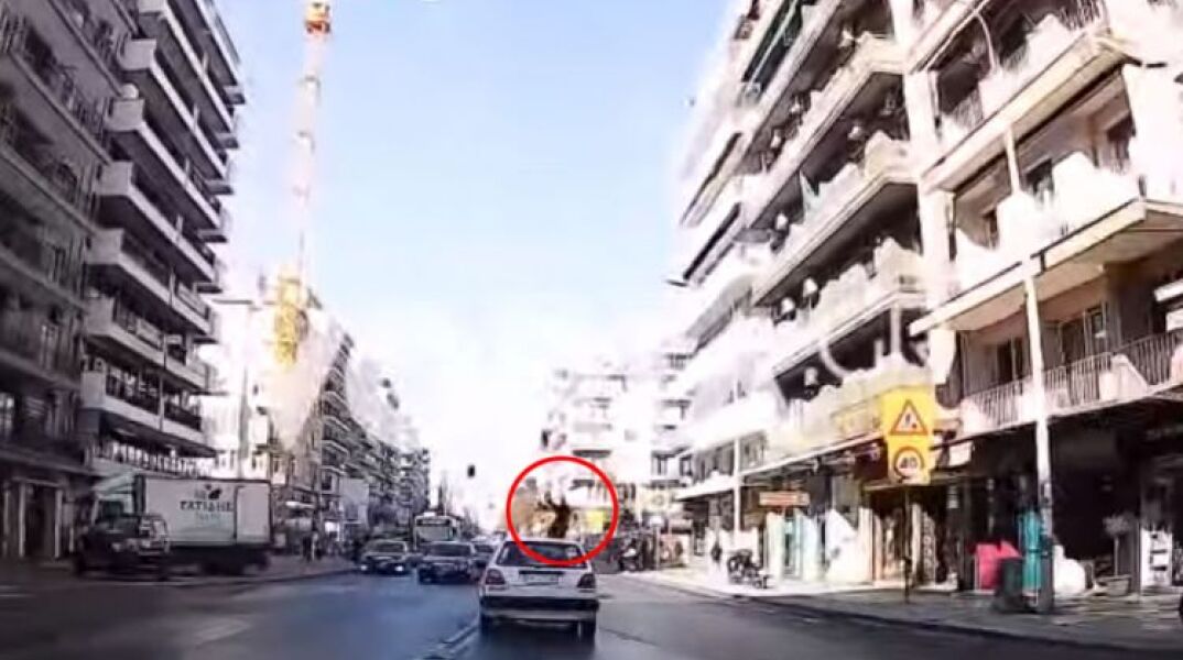 Θεσσαλονίκη: Η στιγμή που Ι.Χ «εκτοξεύει» στον αέρα πεζή γυναίκα/© Youtube