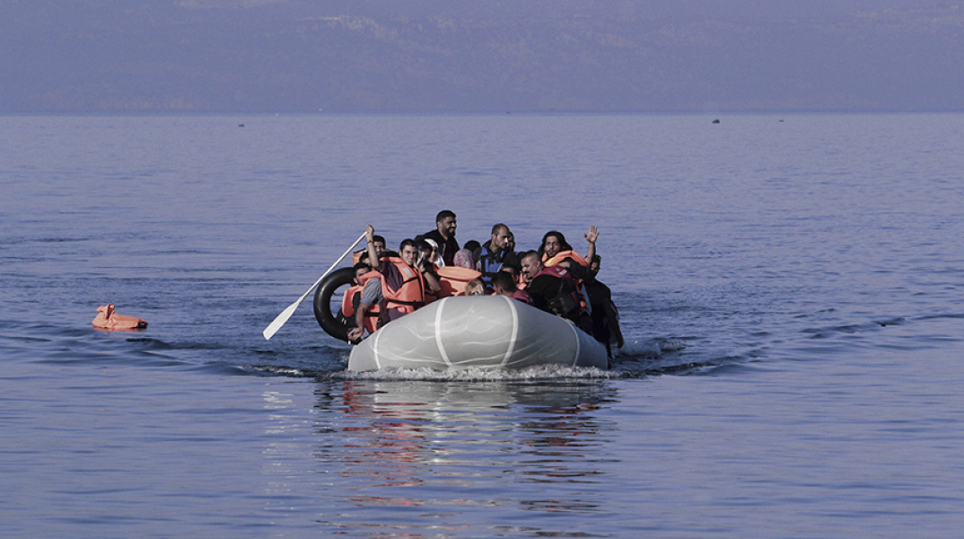 Λέμβος με μετανάστες στο Αιγαίο