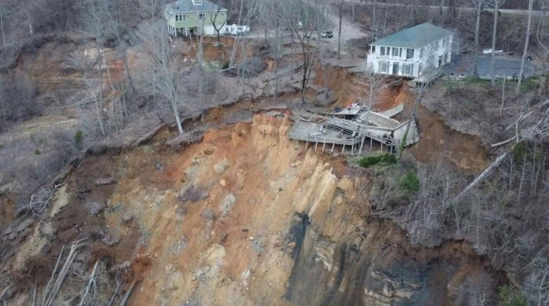 ΗΠΑ: Έφυγε η γη κάτω από τα θεμέλια κατοικίας στο Τενεσί, με το σπίτι να καταλήγει συντρίμμια στις όχθες του ποταμού