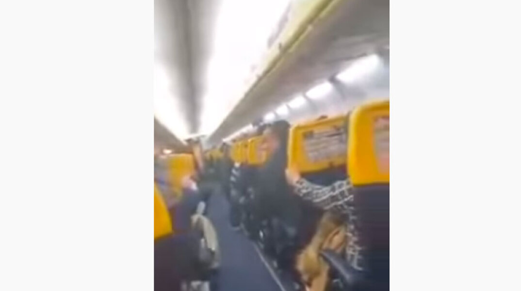 Πτήση τρόμου για τους επιβάτες αεροσκάφους της Ryanair - Η καταιγίδα «Ντένις» δοκίμασε τις αντοχές τους