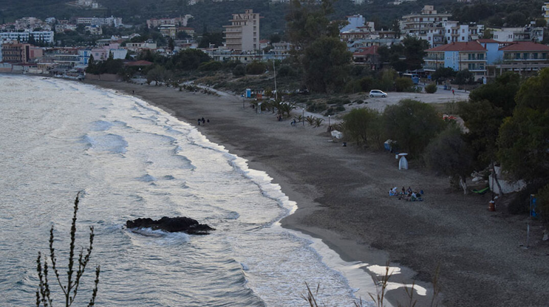 Η παραλία στο Τολό