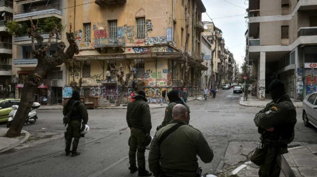 Επιχείρηση εκκένωσης κτιρίου στα Εξάρχεια