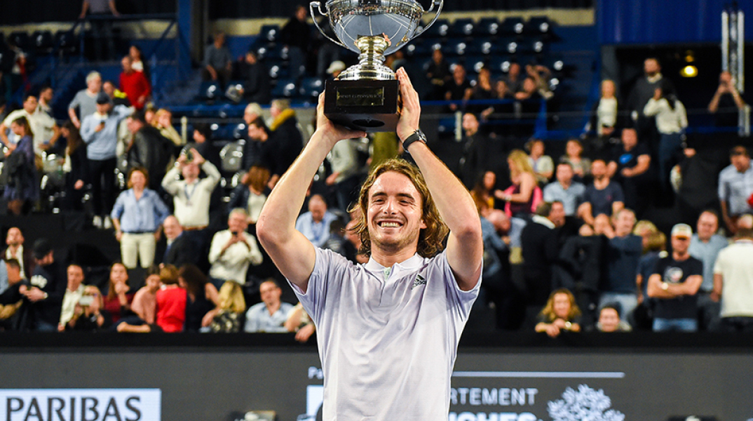 Αγκαλιά με το τρόπαιο ο Στέφανος 