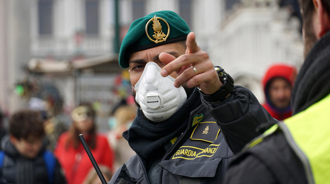 Αστυνομικοί περιπολούν τις πόλεις της βόρειας Ιταλίας