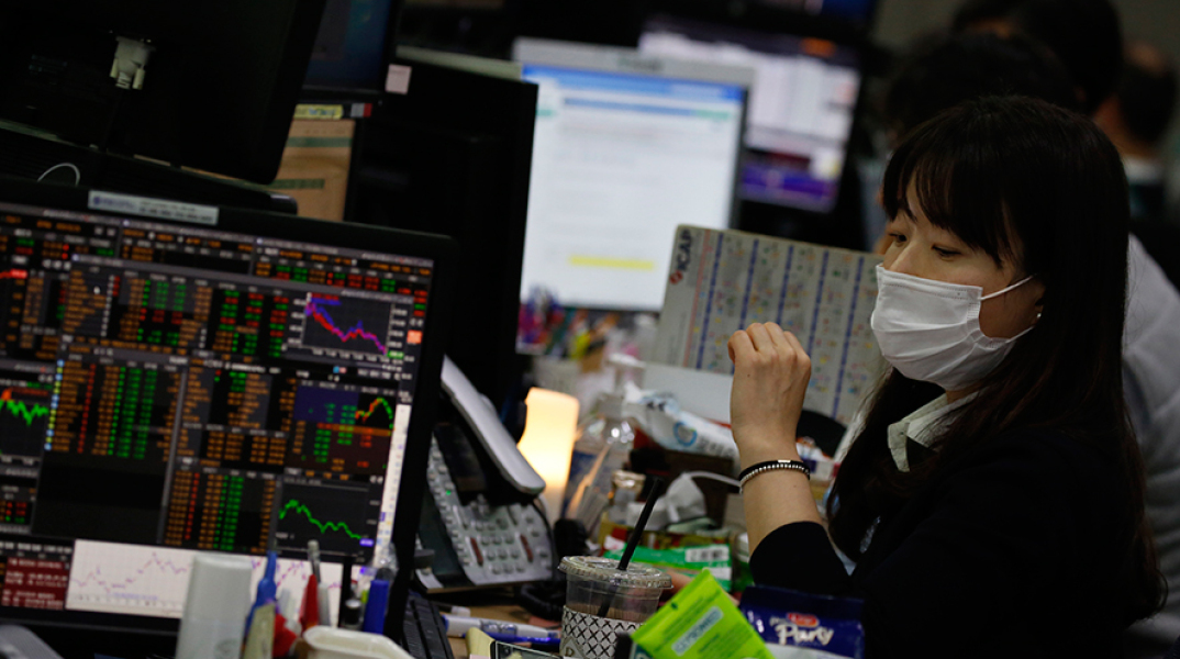 Με μάσκες στους χώρους εργασίας της Σεούλ