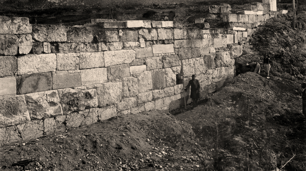Ψηφιακή εφαρμογή Walk the Wall Athens. Ακολουθείστε την πορεία του αρχαίου τείχους της πόλης που αγκαλιάζει την Αθήνα σαν ιστορική αλυσίδα.