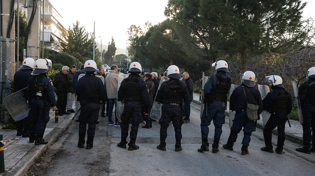 Δυνάμεις των ΜΑΤ έξω από ξενοδοχείο στο Καβούρι