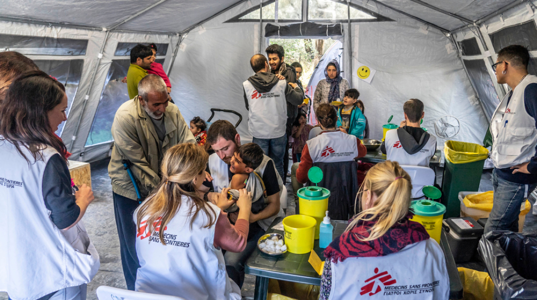 Ποιοι και γιατί προπηλακίζουν Γιατρούς Χωρίς Σύνορα στη Μόρια 