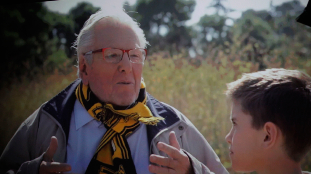 Ο Κώστας Βουτσάς με το κασκόλ της Ένωσης