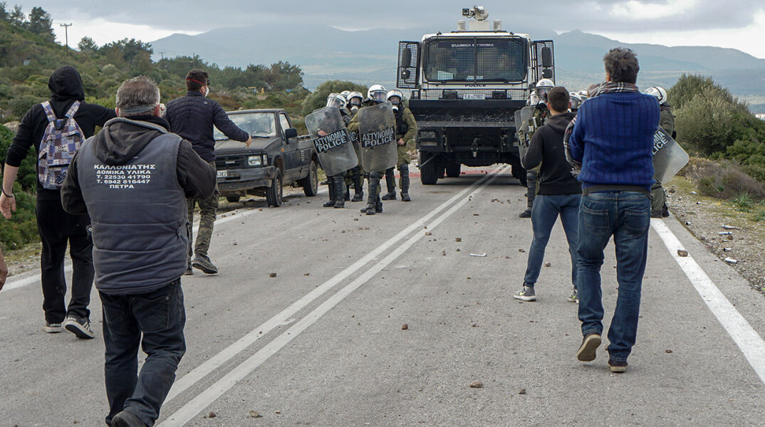 «Καζάνι» έτοιμο να εκραγεί η Λέσβος - Οδομαχίες κατοίκων με αστυνομικούς