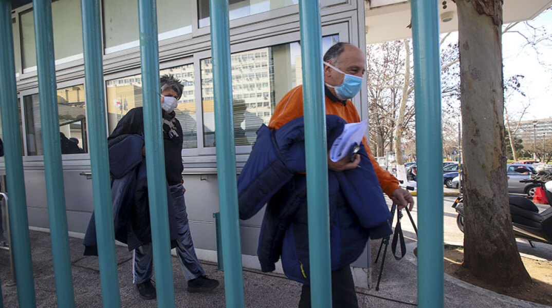 Κοροναϊός: Νοσοκομείο ΑΧΕΠΑ - Πολίτες με προστατευτική μάσκα