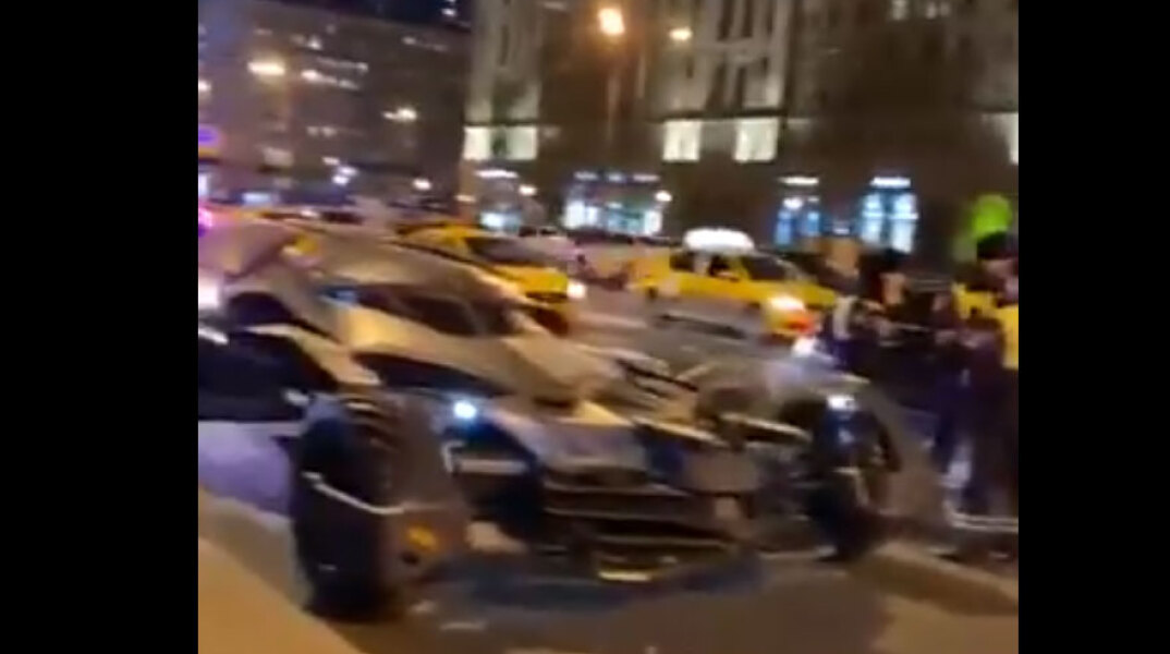 Ρωσία: Οδηγός βγήκε βόλτα με το Batmobile σε συνοικία της Μόσχας και πλήρωσε πρόστιμο