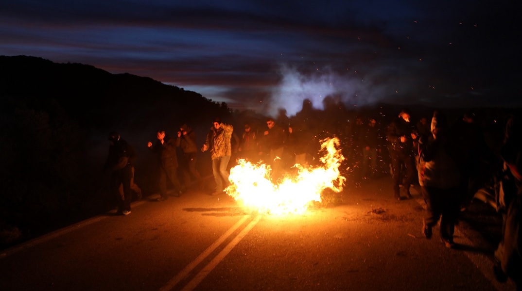 Επεισόδια μεταξύ ΜΑΤ και κατοίκων στη θέση Καράβα Μανταμάδου, στην είσοδο του δρόμου που οδηγεί στην επιταγμένη έκταση Καβακλή, όπου και έχει σχεδιαστεί από την κυβέρνηση η δημιουργία της νέας δομής για πρόσφυγες και μετανάστες