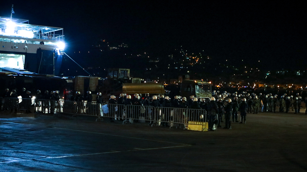 Η άφιξη των ΜΑΤ στη Μυτιλήνη