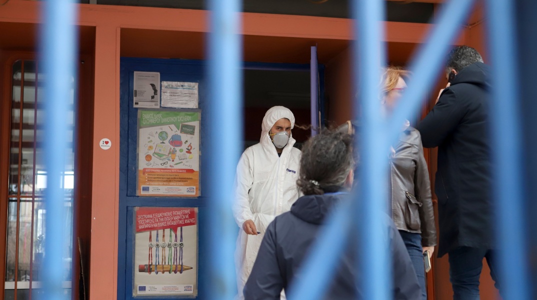 ΑΠΟΛΥΜΑΝΣΗ ΣΤΟΥΣ ΧΩΡΟΥΣ ΤΟΥ 105ου ΔΗΜΟΤΙΚΟΥ ΣΧΟΛΕΙΟΥ ΘΕΣΣΑΛΟΝΙΚΗΣ | ΦΩΤΟ: ΜΟΤΙΟΝΤΕΑΜ/ΓΙΩΡΓΟΣ ΚΩΝΣΤΑΝΤΙΝΙΔΗΣ 