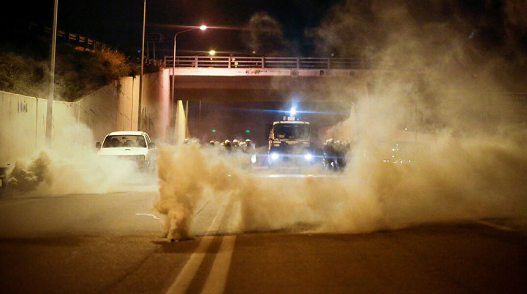 Σφοδρές συγκρούσεις στη Λέσβο μεταξύ αστυνομικών και διαδηλωτών για το προσφυγικό