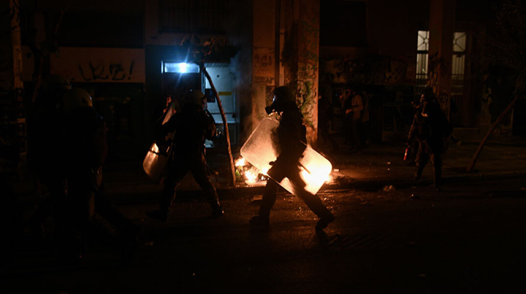 Επεισόδια κουκουλοφόρων με δυνάμεις των ΜΑΤ