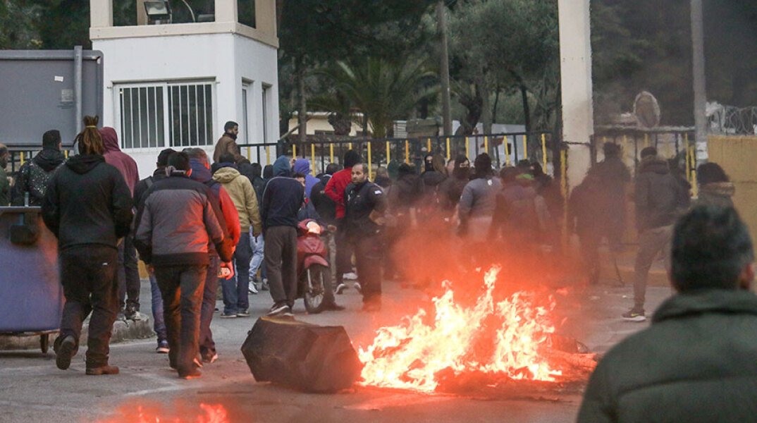 Επεισόδια στη Λέσβο: Άγριο ξύλο μεταξύ κατοίκων και αστυνομικών