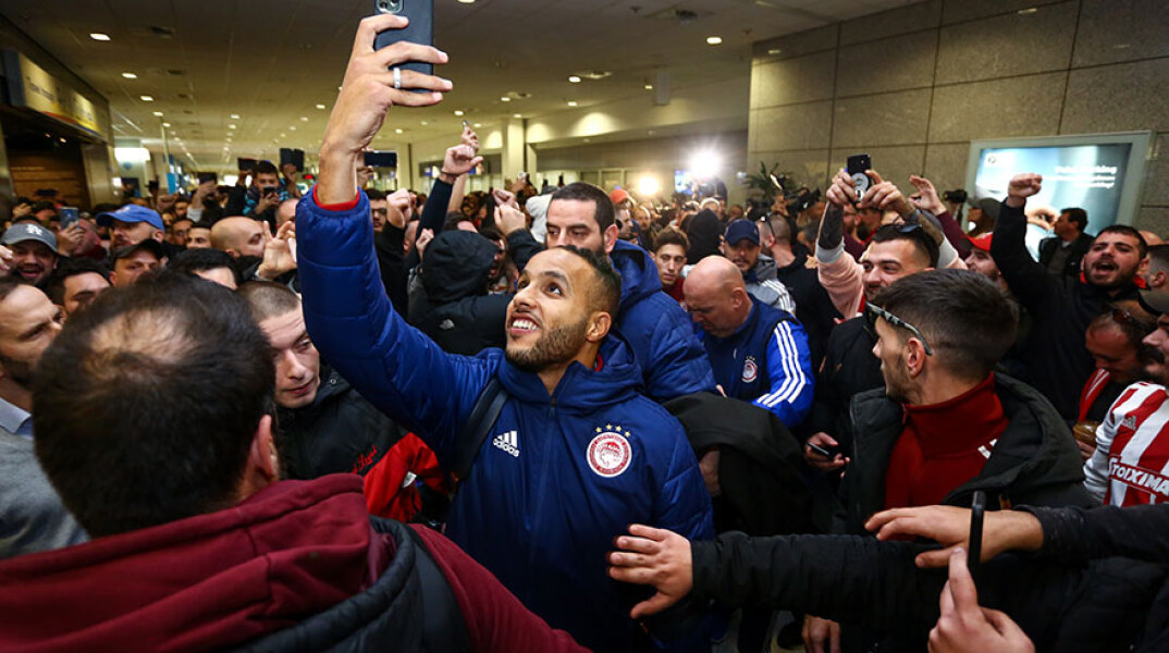 Πλήθος κόσμου στην υποδοχή του Ολυμπιακού στο αεροδρόμιο «Ελευθέριος Βενιζέλος»