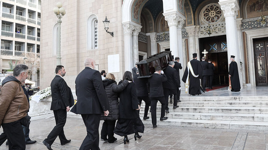 Η σορός του Κώστα Βουτσά μεταφέρεται στη Μητρόπολη Αθηνών για την εξόδιο ακολουθία