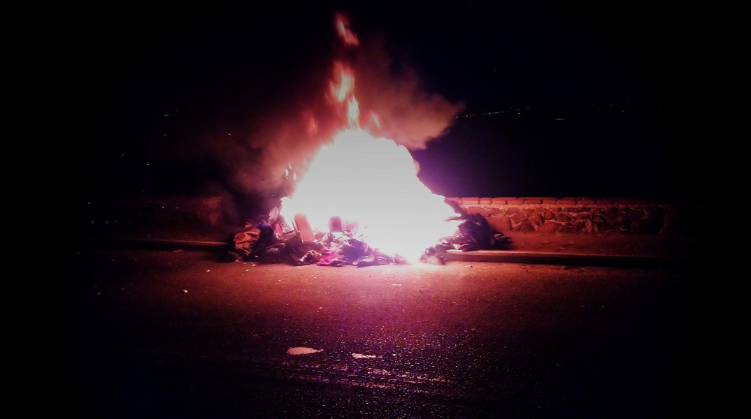 Κάψιμο ρούχων ΜΑΤ στη Λέσβο