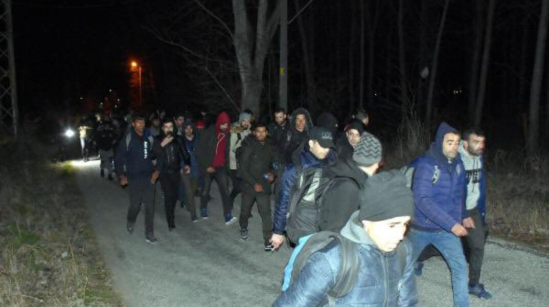 Συγκέντρωση χιλιάδων προσφύγων στα τουρκικά παράλια με στόχο να περάσουν στην Ελλάδα