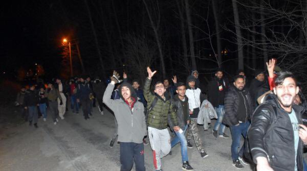 Συγκέντρωση χιλιάδων προσφύγων στα τουρκικά παράλια με στόχο να περάσουν στην Ελλάδα 