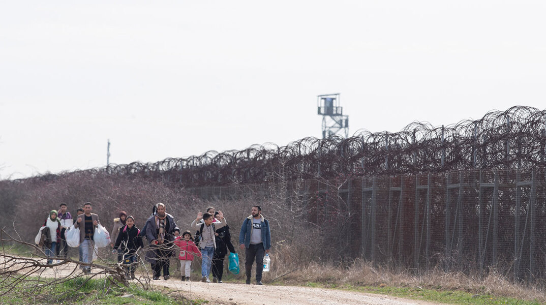 Έβρος: Δίπλα στον φράχτη των ελληνοτουρκικών συνόρων πρόσφυγες και μετανάστες