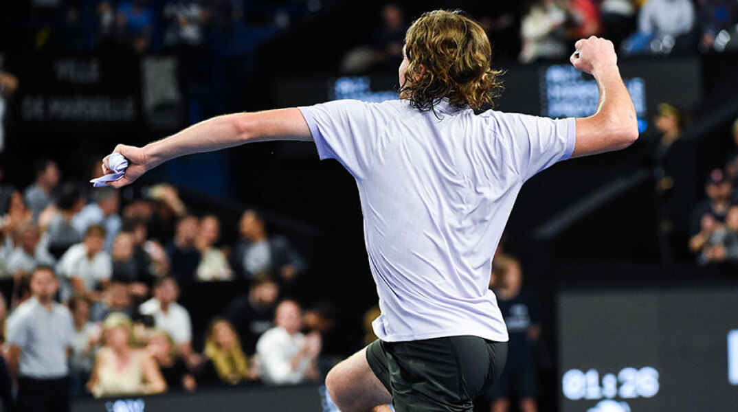 Ο Στέφανος Τσιτσιπάς πανηγυρίζει