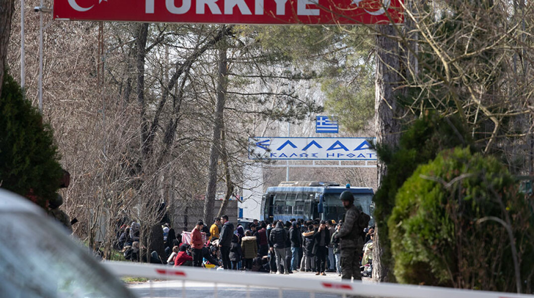 Έβρος: Έκρυθμη η κατάσταση στα ελληνοτουρκικά σύνορα - Πλήθος προσφύγων και μεταναστών περιμένουν να περάσουν στην Ελλάδα