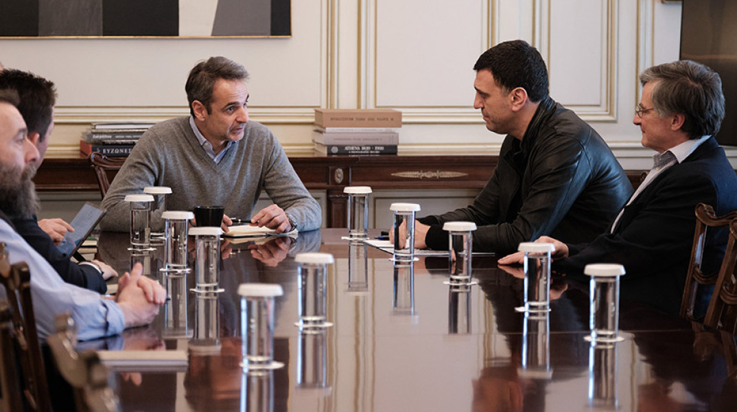 Κυριάκος Μητσοτάκης σε σύσκεψη στο Mαξίμου για την αντιμετώπιση του κορωνοϊού