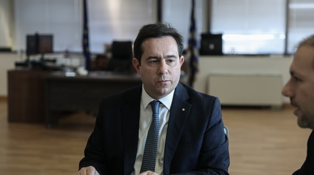 Μηταράκης: Χρειαζόμαστε κλειστά κέντρα στα νησιά