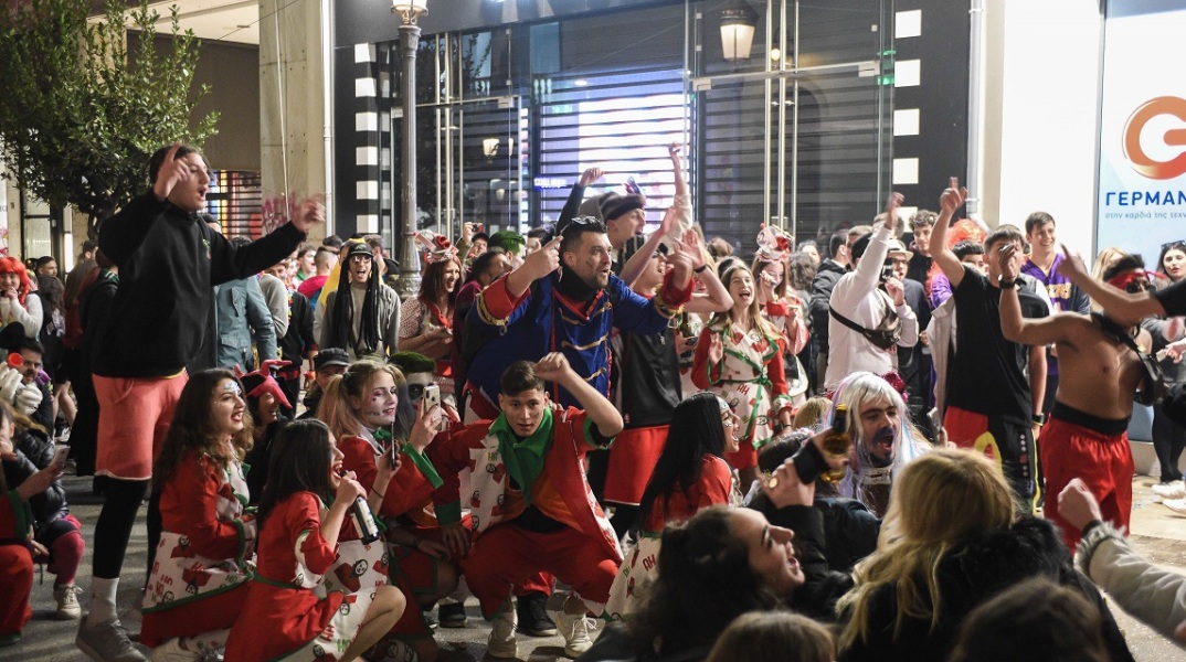 Πάτρα: Χιλιάδες ετοιμάζονται για τη μεσημεριανή παρέλαση