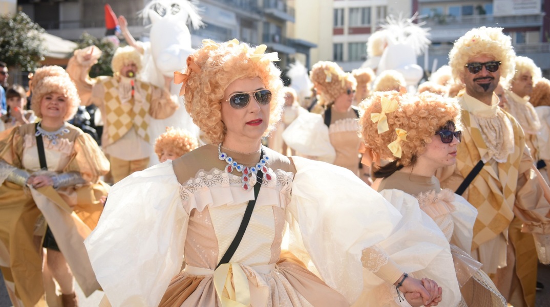 Πάτρα: Παρελαύνουν χιλιάδες καρναβαλιστές 