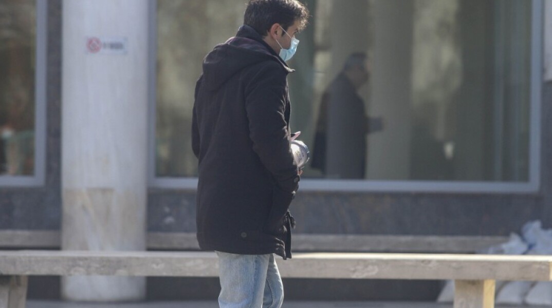 Άντρας με μάσκα σε νοσοκομείο στην Ελλάδα κατά του κορωνοϊού