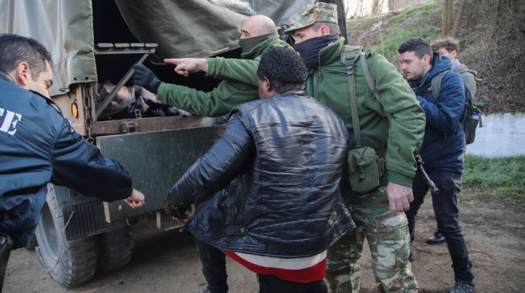 Αστυνομία και στρατός αποτρέπουν πρόσφυγες και μετανάστες να περάσουν στην Ελλάδα από την Τουρκία μέσω Έβρου