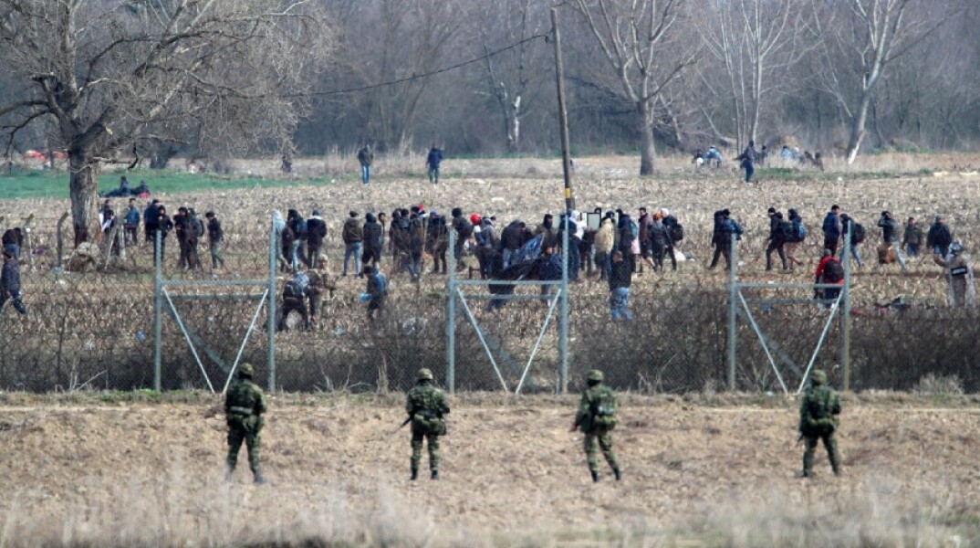 Εικόνα από τα σύνορα στις Καστανιές Έβρου.Από τη μία πλευρά οι Έλληνες συνοριοφύλακες κι από την άλλη οι μετανάστες