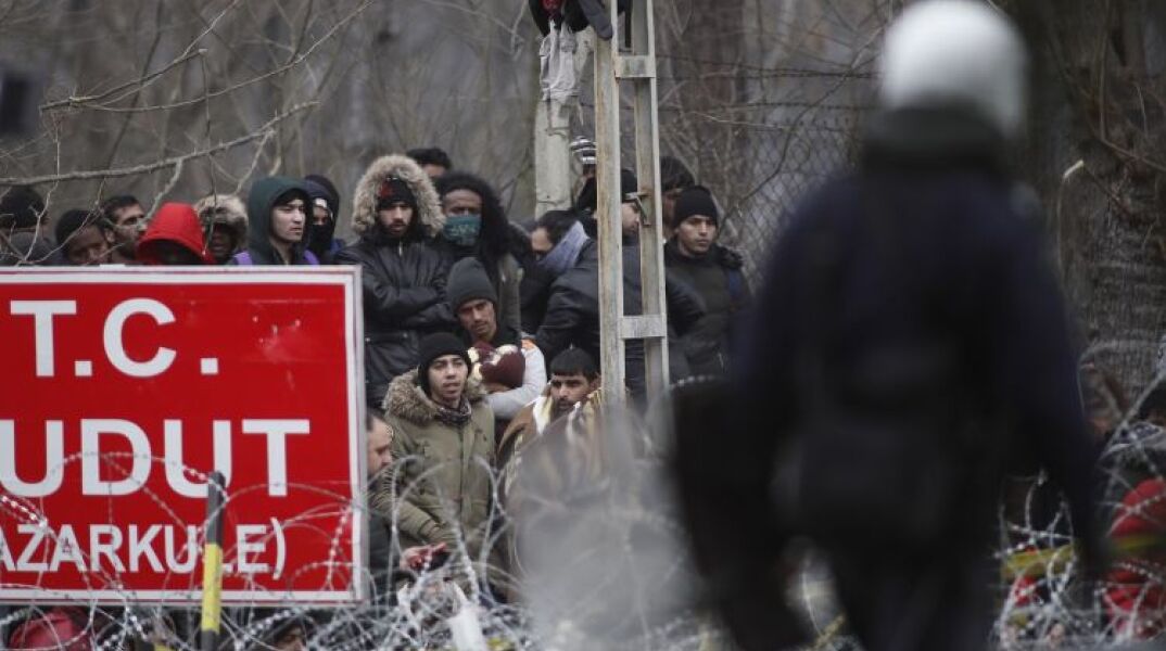 Μετανάστες έχουν συγκεντρωθεί στις Καστανιές Έβρου προσπαθώντας να περάσουν από την Τουρκία στην Ελλάδα
