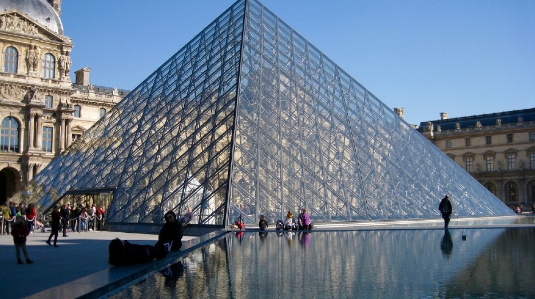 Η Γυάλινη Πυραμίδα του μουσείου του Λούβρου