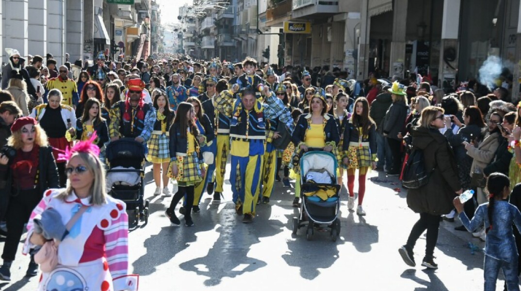 Παρέλαση καρναβαλιστών στην Πάτρα παρά την απαγόρευση λόγω κορωνοϊού